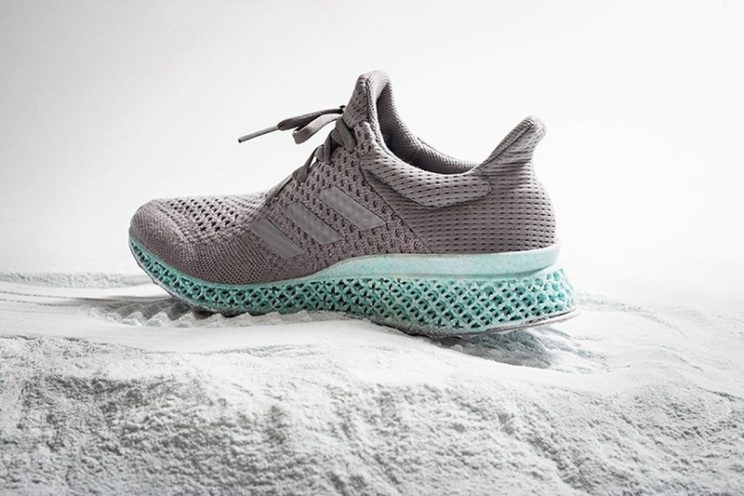 Adidas robi buty z morskich śmieci
