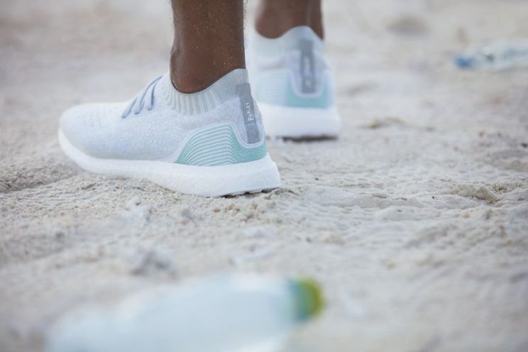 Adidas robi buty z morskich śmieci