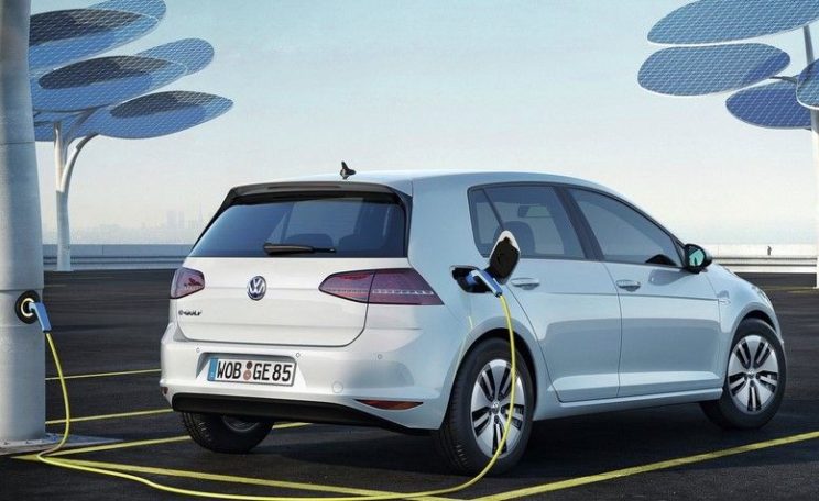 Volkswagen e-Golf w czasie ładowania