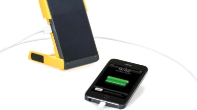 Słoneczna ładowarka WakaWaka Power+ / Źródło: WakaWaka