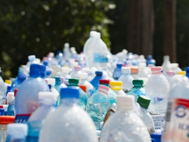 zanieczyszczenie plastikiem butelki x