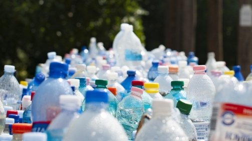 zanieczyszczenie plastikiem butelki x