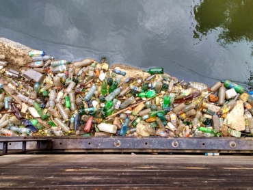 mniej odpadów wiecej recyklingu śmieci rzeka