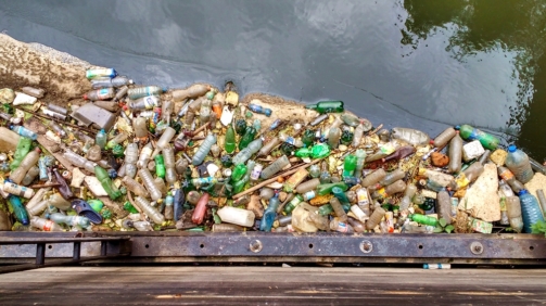 mniej odpadów wiecej recyklingu śmieci rzeka