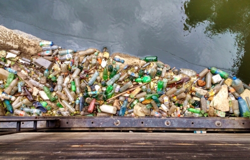 mniej odpadów wiecej recyklingu śmieci rzeka