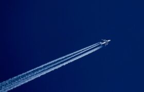 latanie-samolotem-smuga-kondensacyjna